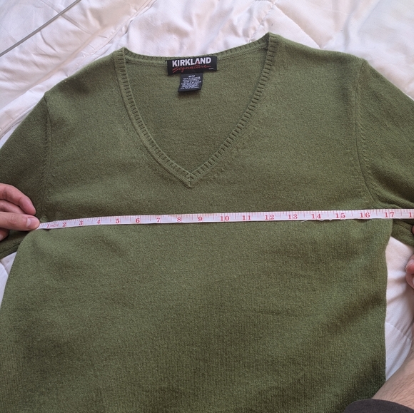 Green Cashmere Veck Sweater - Picture 8 of 8